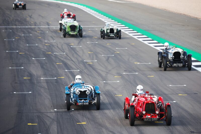 Voitures de sport d'avant-guerre
Le plateau des voitures de sport d'avant-guerre offre un aperçu rare et évocateur des débuts de la course sur circuit. Réunissant des machines magnifiquement préservées des années 1920 et 1930, cette catégorie reflète une époque marquée par l'ingéniosité mécanique, l'esprit pionnier et l'immense courage des pilotes.