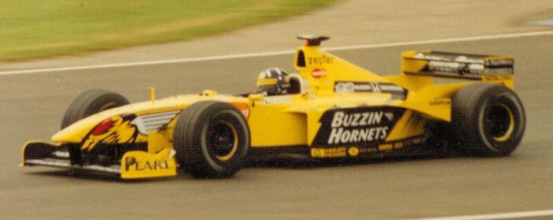 Damon Hill au volant pour Jordan Grand Prix lors du Grand Prix de Grande-Bretagne 1999.