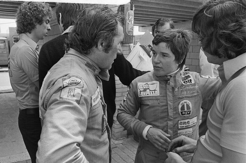 Lella Lombardi et Vittorio Brambilla discutent lors des essais du Grand Prix des Pays-Bas 1975