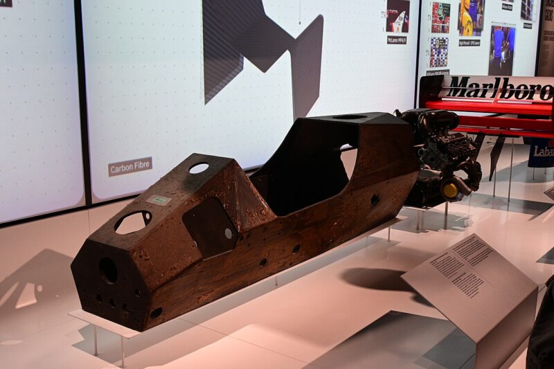 Le châssis monocoque en fibre de carbone et Kevlar d'une McLaren MP4/1 de 1981, exposé à l'exposition Formule 1 à Londres.