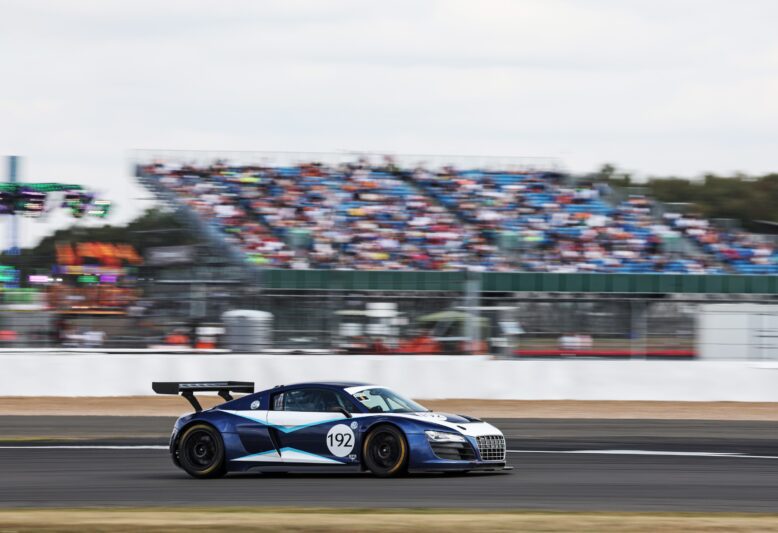 GT3 Legends
GT3 Legends réunit certaines des voitures GT les plus emblématiques de l'ère moderne. Attendez-vous à des performances époustouflantes, des designs saisissants et des courses acharnées au volant de machines qui ont marqué l'histoire de l'endurance à travers le monde.