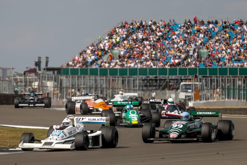 GP Icons : les âges d’or de la Formule 1
Au cœur de l’événement, GP Icons fait revivre les décennies les plus emblématiques de la Formule 1. Des pionniers des années 1960 aux légendes inégalées des années 1980, ces voitures de course illustrent l’évolution de la catégorie de monoplaces la plus prestigieuse au monde – en piste, là où est leur place.