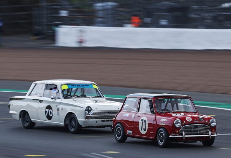 Championnats et trophées prestigieux
Le BRDC Classic présente un plateau distingué de championnats et de trophées historiques, tous profondément ancrés dans le sport automobile britannique. De la Formule Junior aux voitures de sport de l'après-guerre, en passant par des plateaux inspirés par Stirling Moss et Derek Bell, le programme couvre des décennies d'excellence en compétition.