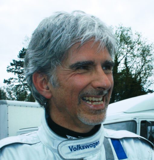 Damon Hill signant des autographes lors d'une épreuve de la VW Scirocco Cup en mai 2012.
